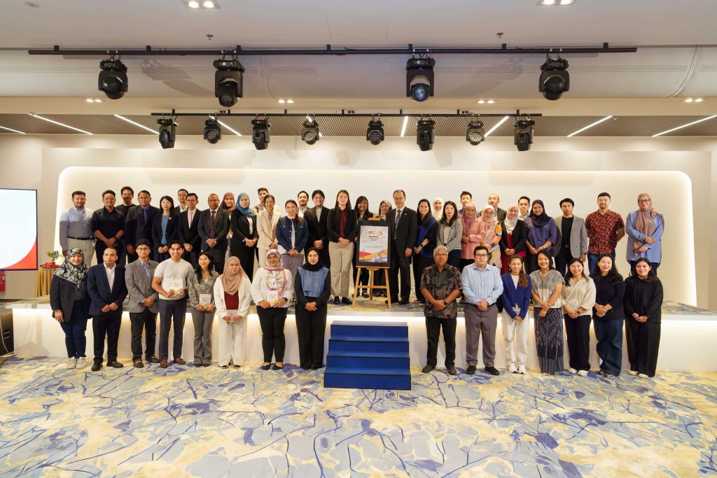 Large group photo of young entrepreneurs and delegates at a YEAB business community event in Brunei